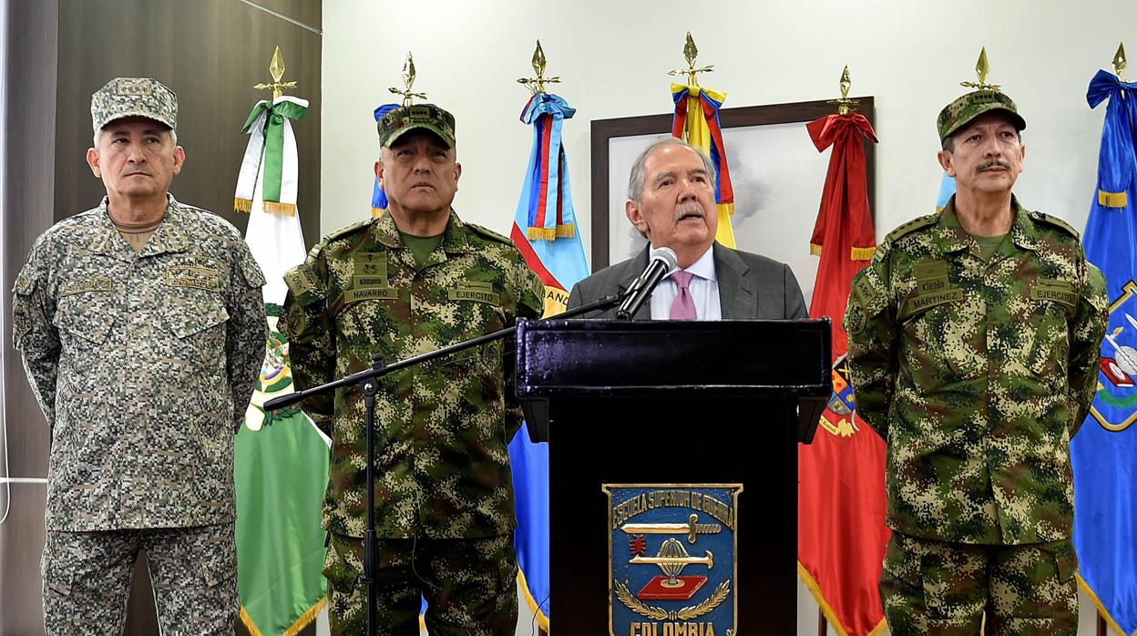 El ministro de Defensa, Guillermo Botero, acompañado por la cúpula militar,durante una rueda de prensa en Bogotá