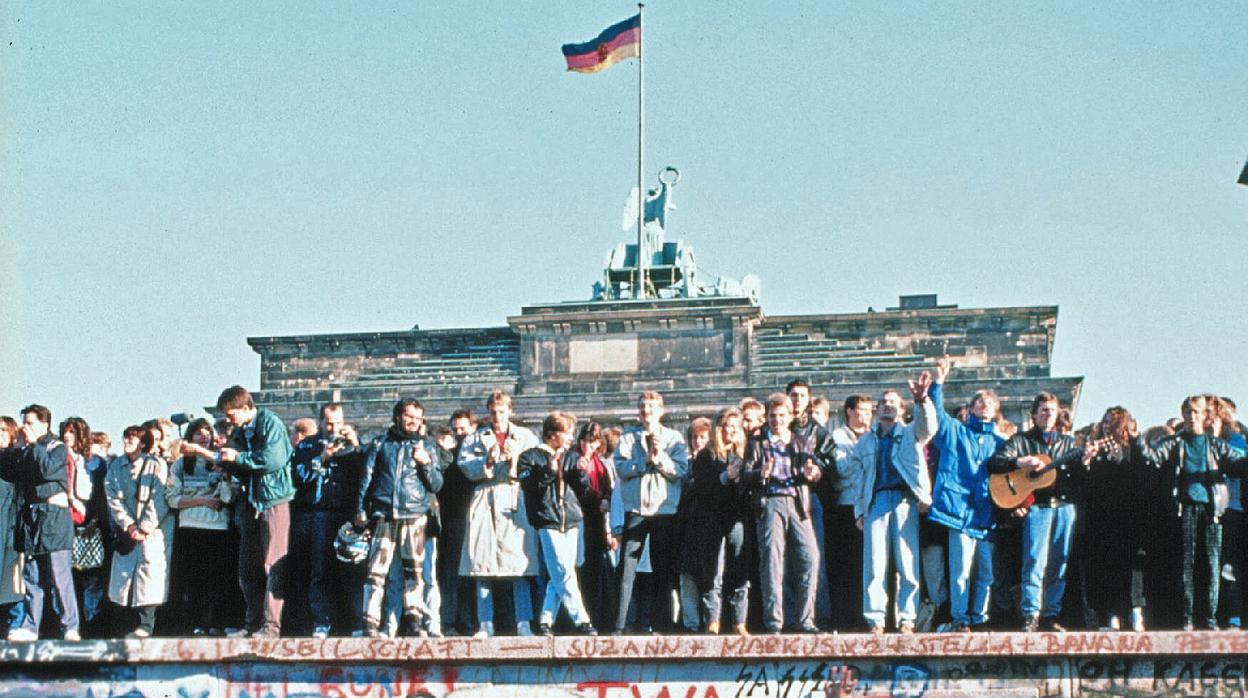 Los berlineses celebran la caída del Muro frente a la Puerta de Brandeburgo, el 9 de noviembre de 1989