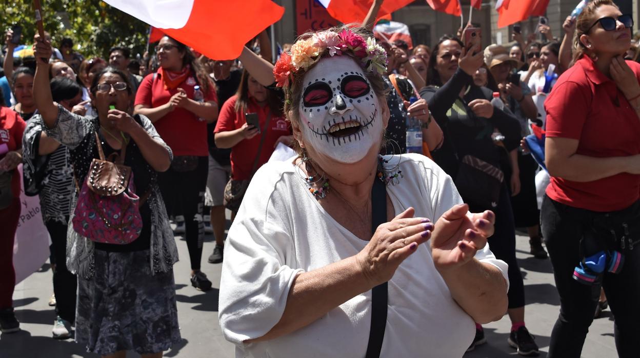 Una mujer participa en las protestas de Chile