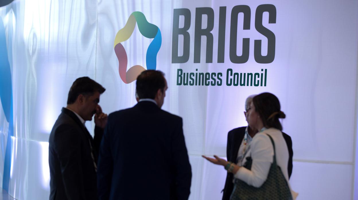 Un grupo de personas conversa este martes, en el Centro de Convenciones donde se celebrara la XI Cumbre de los BRICS