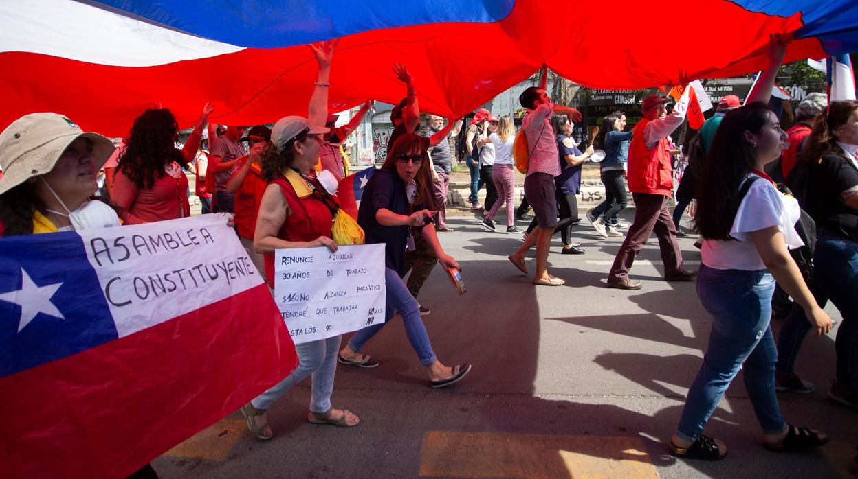 Un grupo de chilenos se manifiesta contra el gobierno de Sebastián Piñeira