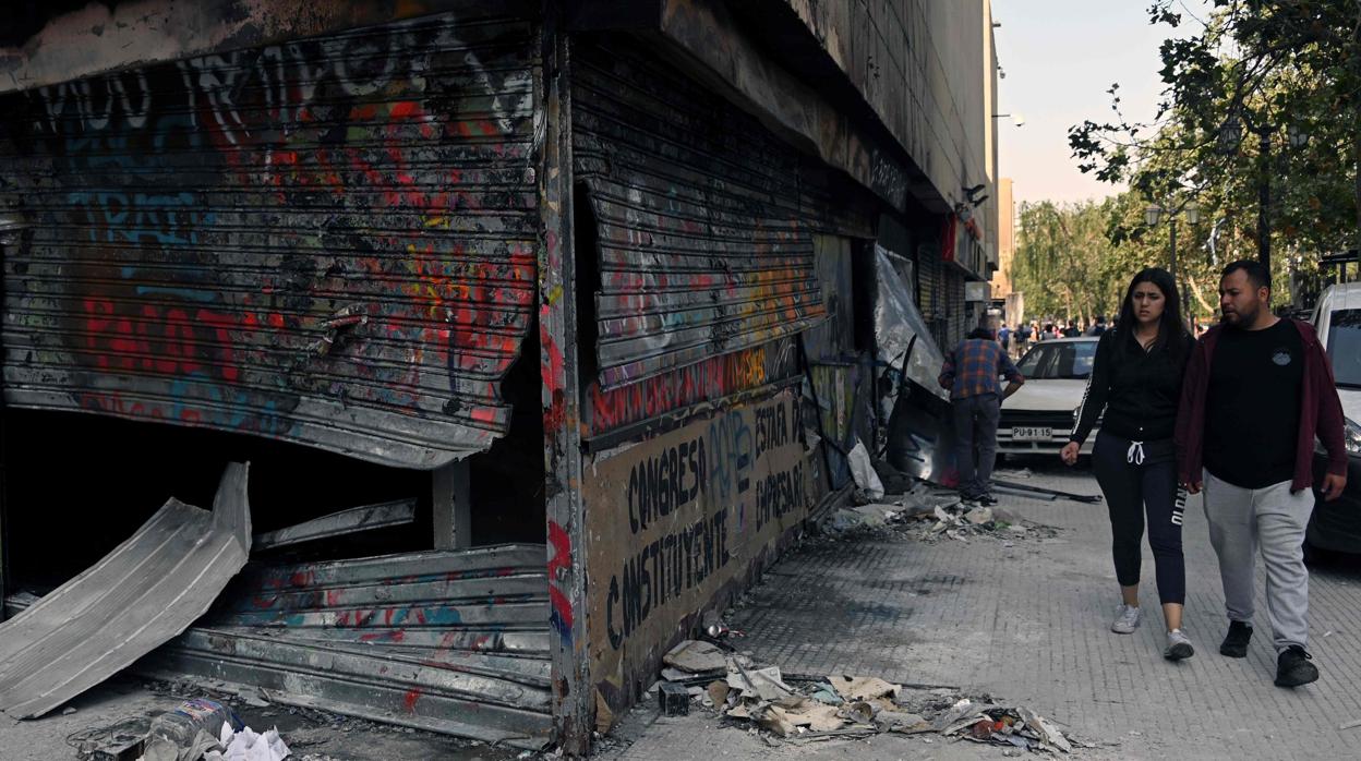 Un comercio destrozado durante las protestas en Chile