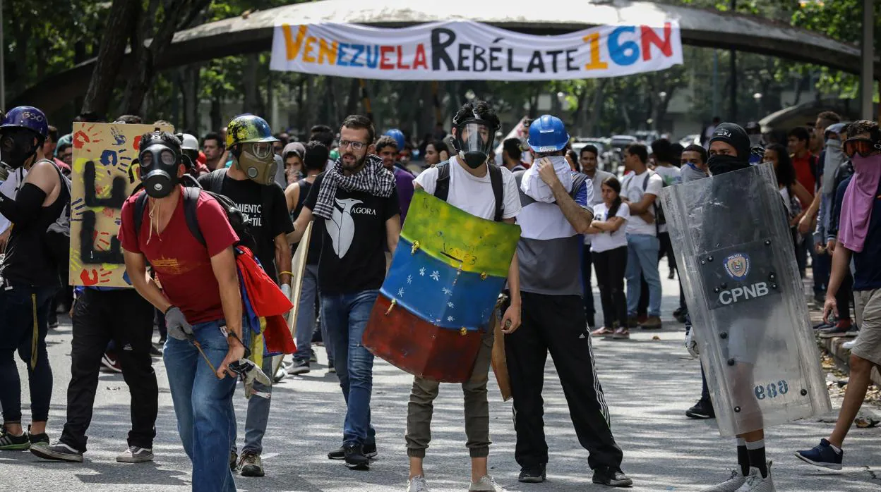 Enfrentamiento de estudiantes con la PNB a la entrada de la Universidad Central de Venezuela, en Caracas, este jueves
