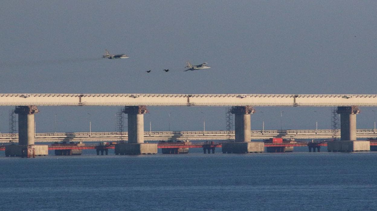 Aviones de combate rusos sobrevuelan el estrecho de Kerch