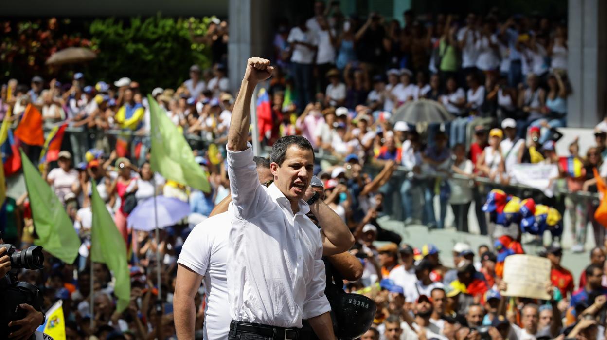 El jefe del Parlamento, Juan Guaidó, se une a las marchas de este sábado en Caracas