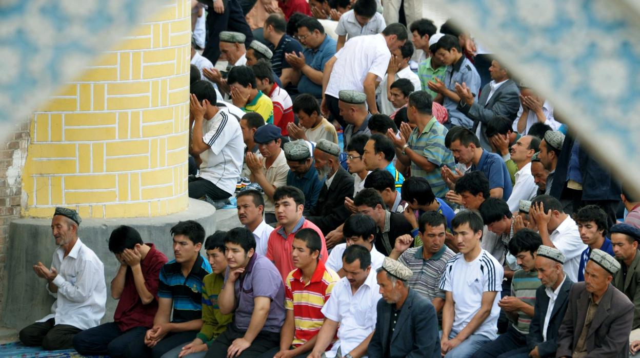 Fto archivo de uigures orando en una mezquita, en el noroeste de la región autónoma de Xinjiang