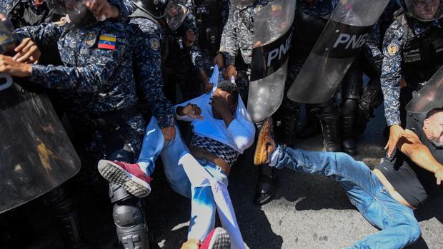 La Policía de Maduro reprime las protestas por la sanidad en Caracas