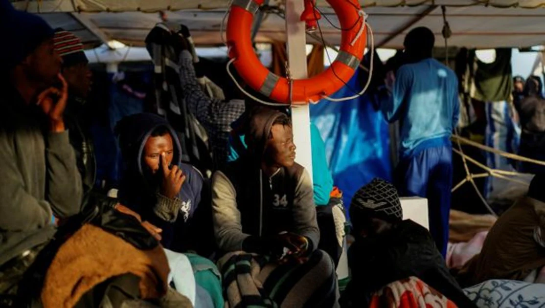 Rescatados 350 inmigrantes en el Mediterráneo, que permanecen a la espera de un puerto seguro