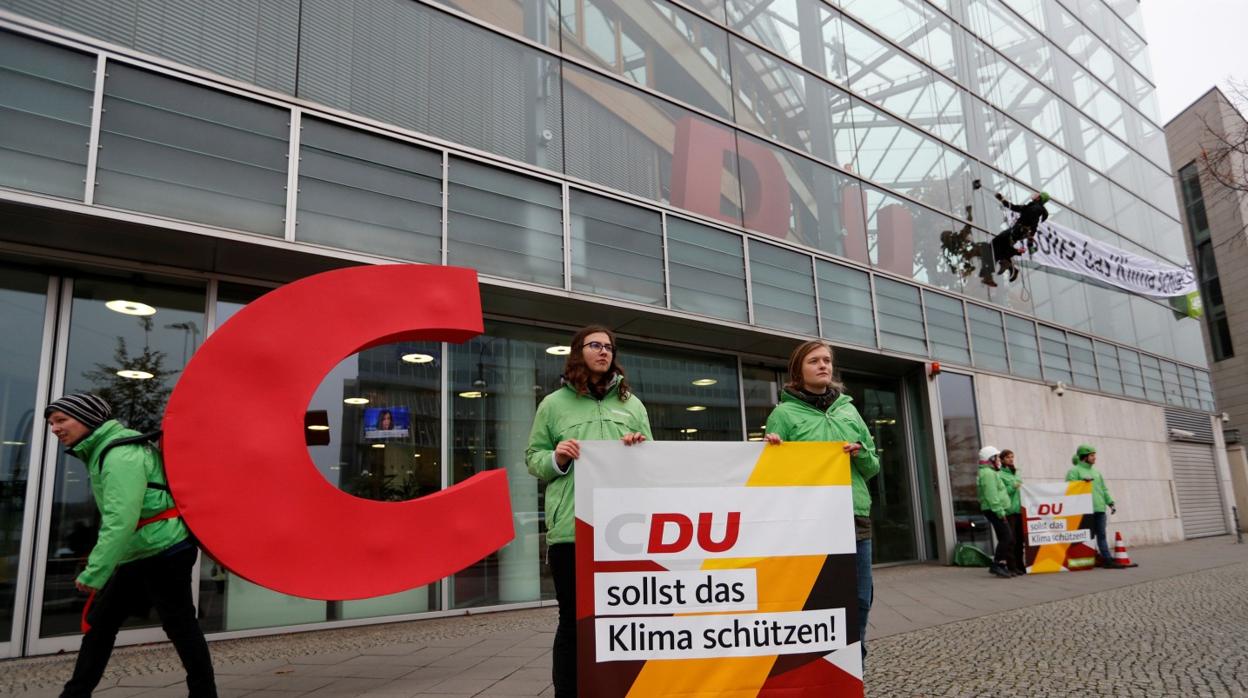 Activistas de Greenpeace tras robar la sigla de la sede de la CDU