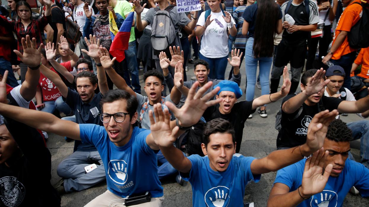 Un grupo de estudiantes protesta contra Maduro este jueves en Caracas