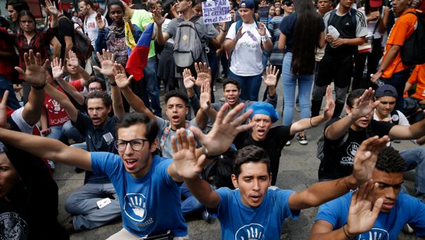 Los estudiantes afines a Guaidó piden a los militares que apoyen la Constitución