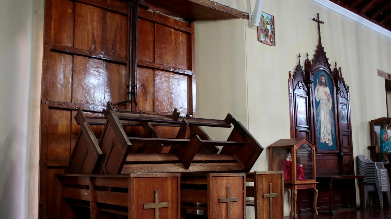 Una de las puertas de la iglesia de San Juan Gautista, Masaya, bloqueada con bancos este jueves para evitar que entre la «turba sandinista»