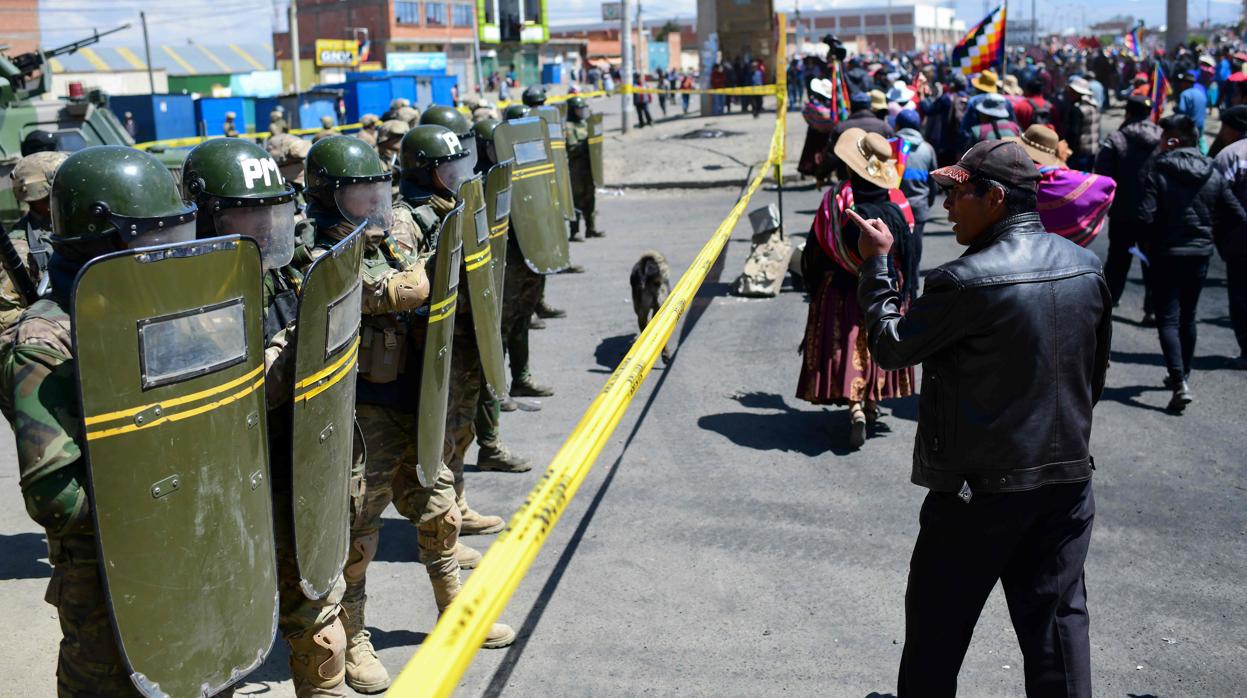 Un grupo de soldados custodia la planta de hidrocarburos de Senkata, en El Alto, durante el funeral de ocho seguidores de Evo Morales muertos durante una operación para levantar el sitio al que estaba sometida la instalación