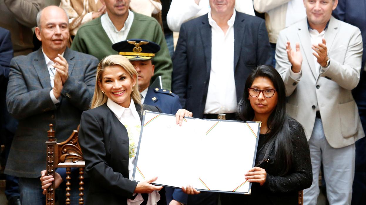 La presidenta internina de Bolivia, Jeanine Áñez, y la presidenta del Senado, Eva Copa, con la nueva ley