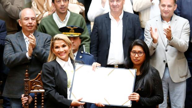 La presidenta interina de Bolivia promulga la ley para la celebración de unas nuevas elecciones