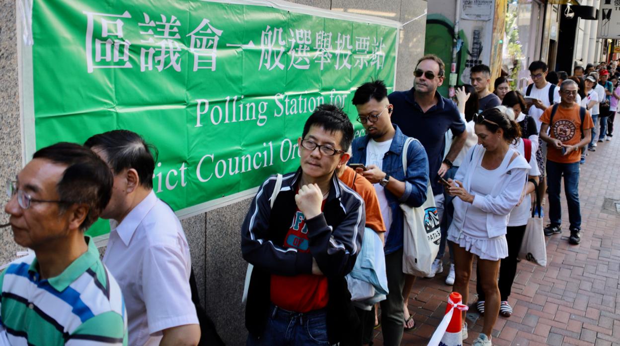 Ciudadanos esperan colas para poder ejercer su derecho a voto en Hong Kong