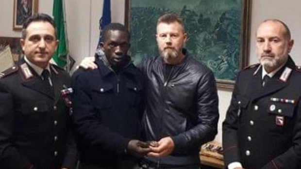 Premian con un trabajo en Italia al inmigrante que devolvió un reloj de oro que se había encontrado