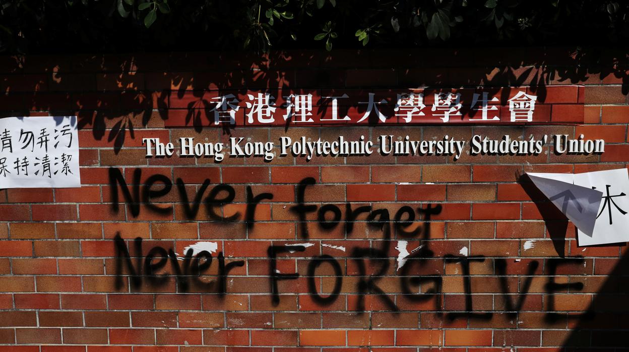 Pintada en la Universidad Politécnica de Hong Kong: «Nunca olvidar, nunca perdonar»