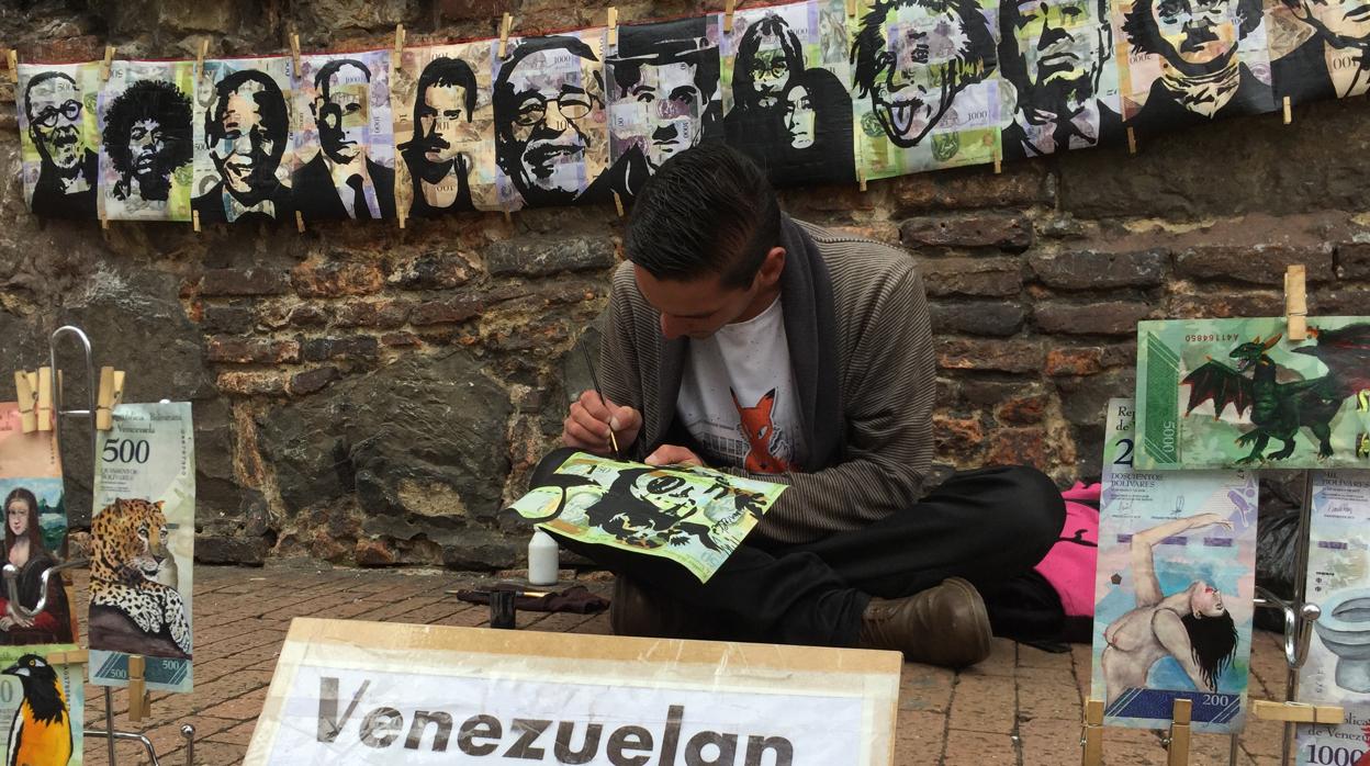 Un artista dibujando sobre billetes en Bogotá