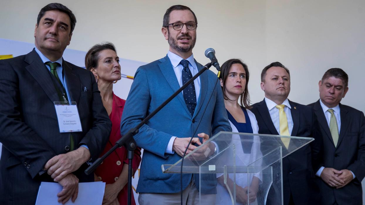 El portavoz del PP en el Senado, Javier Maroto, junto a los diputados populares Ignacio Echániz, Valentina Martínez y Belén Hoyo, y otros parlamentarios extranjeros invitados por la Asamblea Nacional de Venezuela