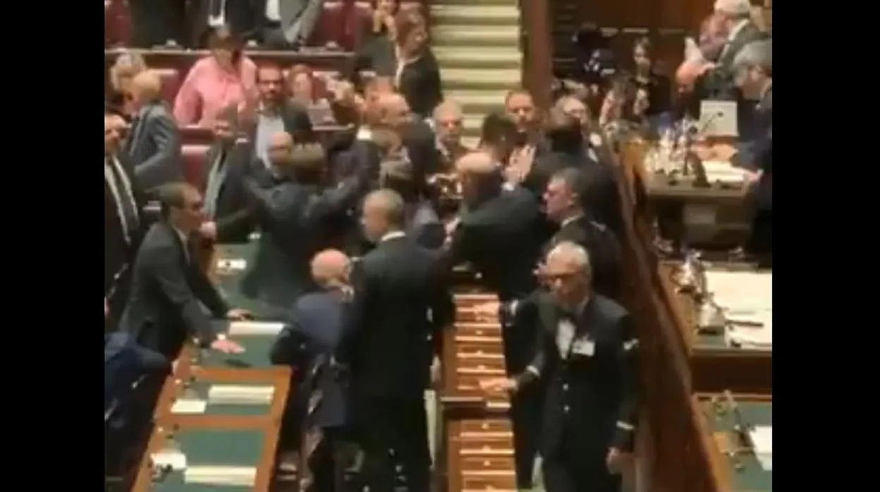 Peticiones de matrimonio y peleas, la locura se apodera del Parlamento italiano