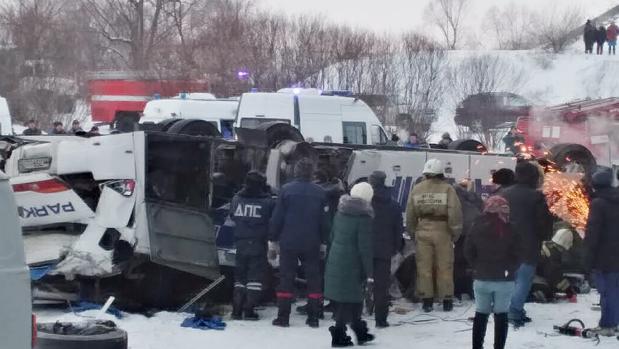 Al menos 19 personas muertas y 21 heridas tras caer el bús en el que viajaban a un río en Siberia