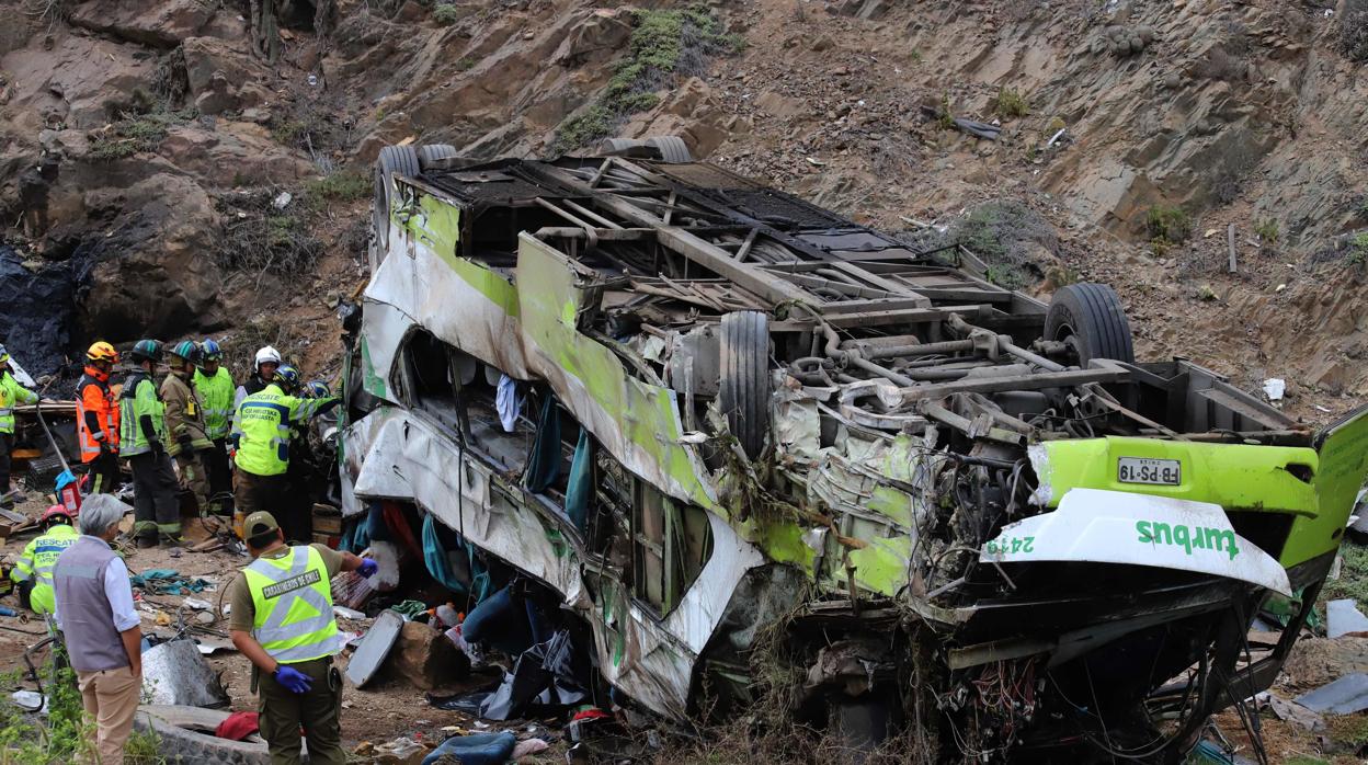 Al menos 21 muertos al caer un autobús por un barranco en Chile