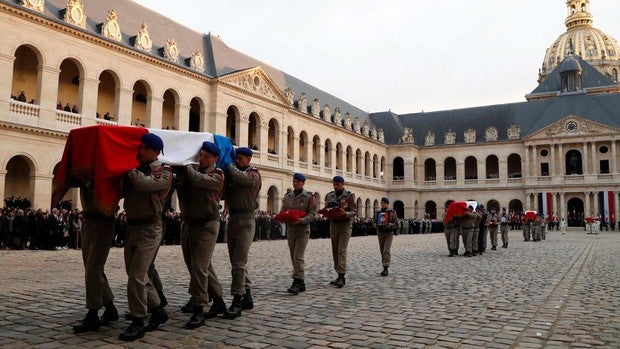 Macron rinde homenaje a los trece militares muertos en Mali