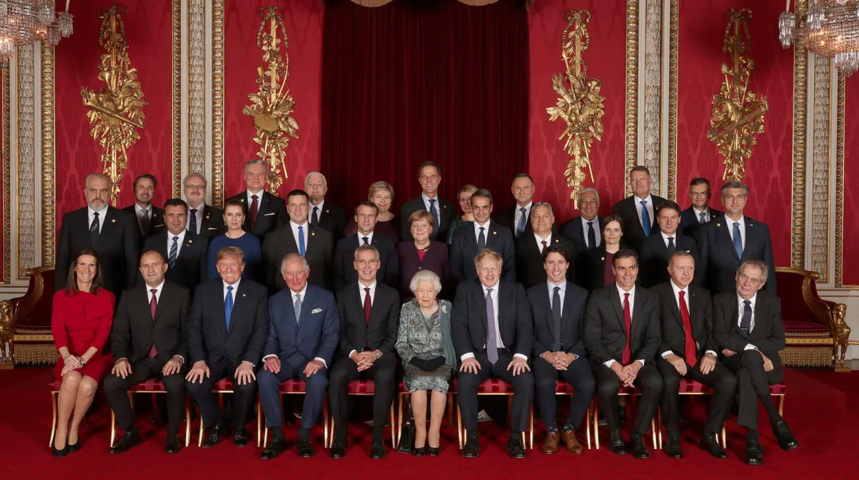 Foto de grupo de la cumbre de la OTAN con la Reina Isabel II en el centro