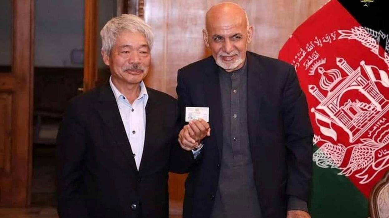 El doctor Tetsu Nakamura, con el presidente afgano, Ashraf Ghani, en una imagen sin fecha