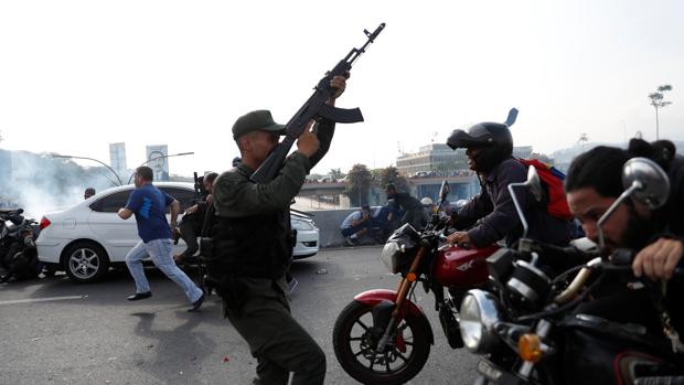 Militares venezolanos, que participaron en la revuelta del 30 de abril, escapan de la embajada de Panamá en Caracas