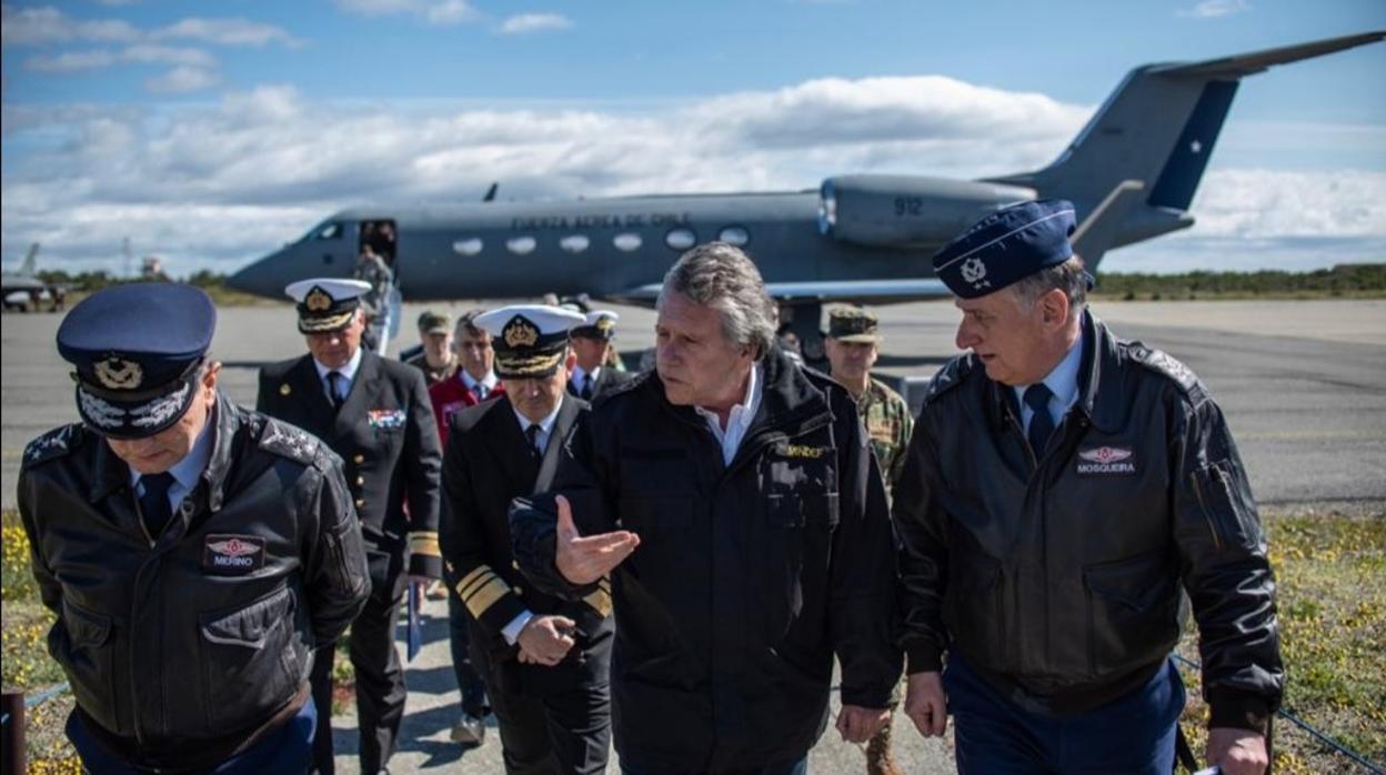 El ministro de Defensa Alberto Espina en su llegada a la base Chabunco en Punta Arenass