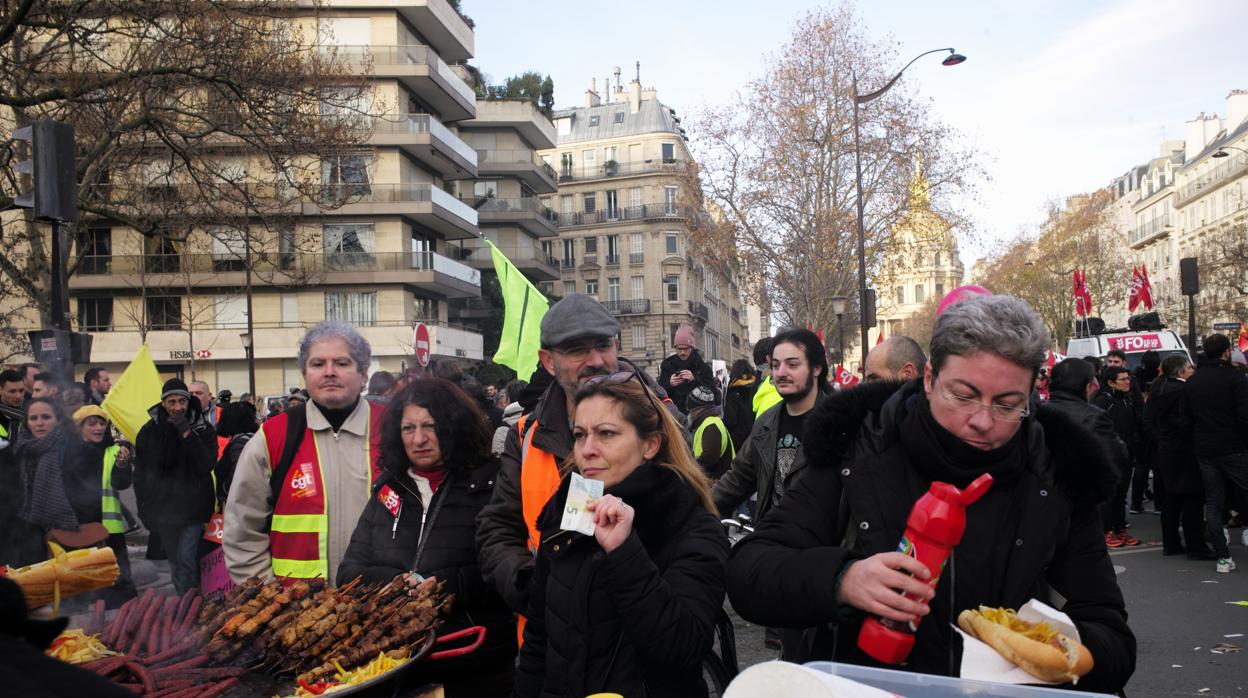 Vendedores de pinchos morunos en la protesta de ayer en París