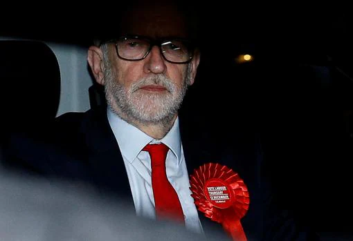 Corbyn abandona, visiblemente triste, la sede de su partido