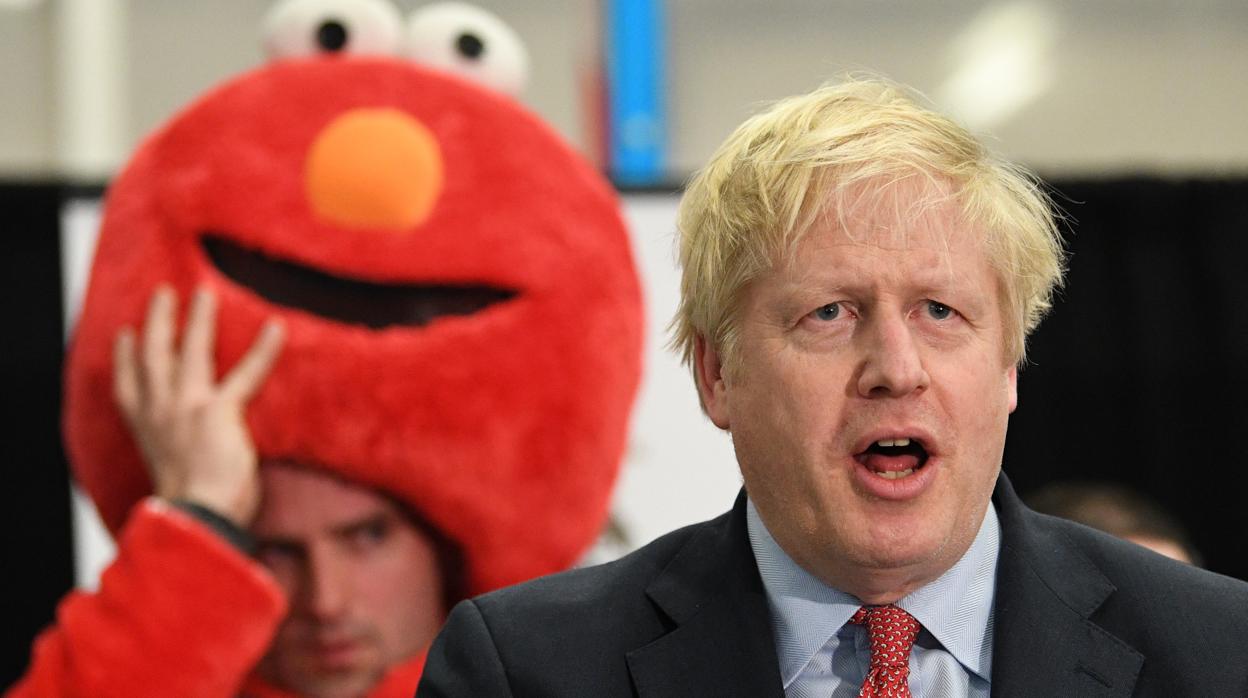 Johnson con un hombre disfrazado de Elmo a sus espaldas