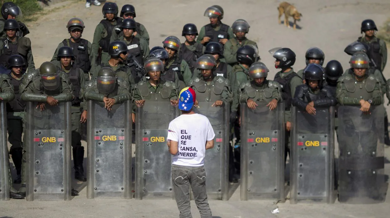 Efectivos de la Guardia Nacional Bolivariana, frente a un manifestante durante una protesta