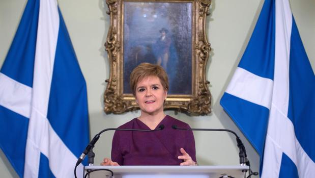 Sturgeon solicita a Johnson un nuevo referéndum de independencia en Escocia