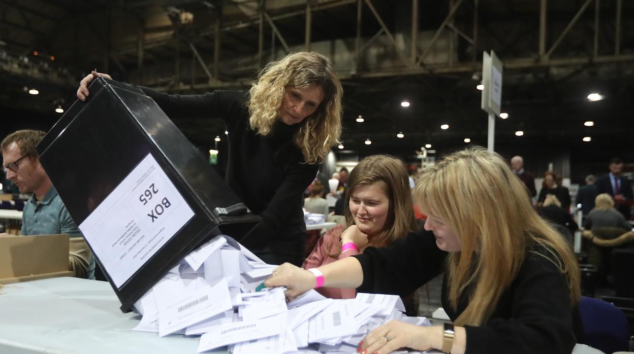 Recuento de votos en Glasgow tras las últimas elecciones británicas