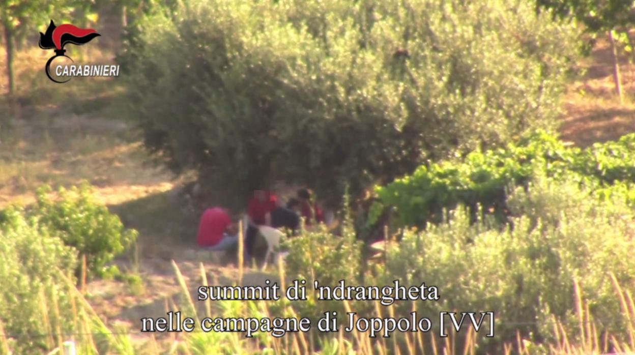 Imagen de los Carabinieri donde se muestra una reunión de los jefes de la Ndrangheta al sur de Italia