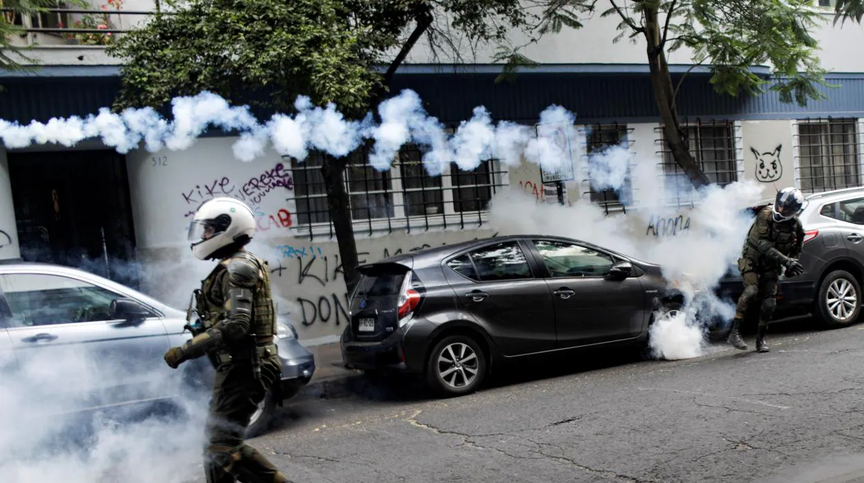 Las fuerzas de seguridad lanzan gases lacrimógenos durante las protestas en Santiago de Chile
