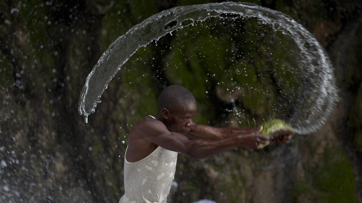 Un hombre participa en un festival de vudú en Haití, a algunos kilómetros de Puerto Príncipe
