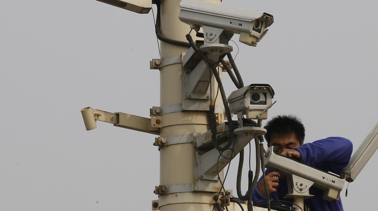 Un trabajador ajusta un sistema de cámaras de seguridad en la plaza de Tiananmen. Con 120 reporteros encarcelados, China es uno de los países que castiga con más dureza el ejercicio libre y crítico del periodismo