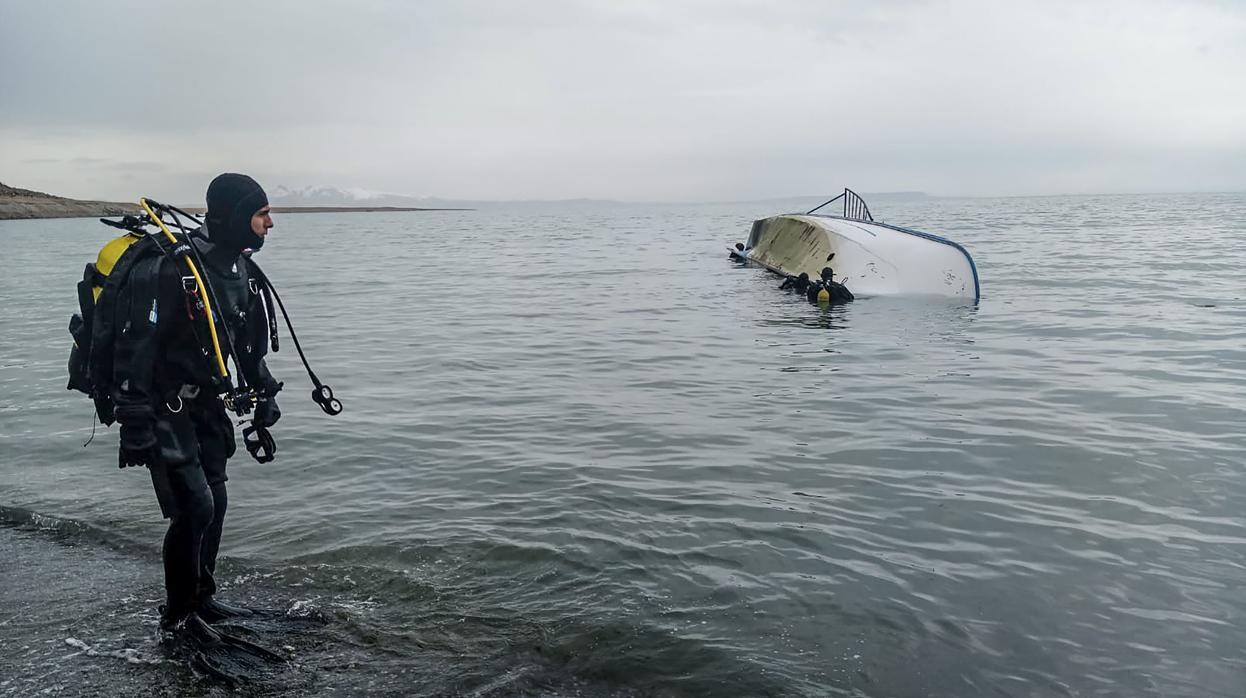 Un buceador, en la orilla del lago Van tras el naufragio del barco con inmigrantes