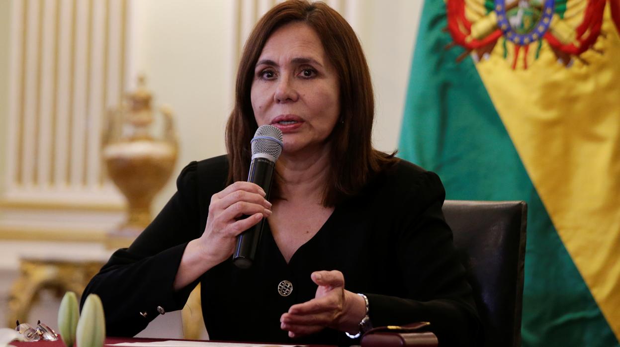 La ministra del Exteriores del país sudamericano, Karen Longaric, denuncia en rueda de prensa «atropellos» de la Embajada española a su soberanía