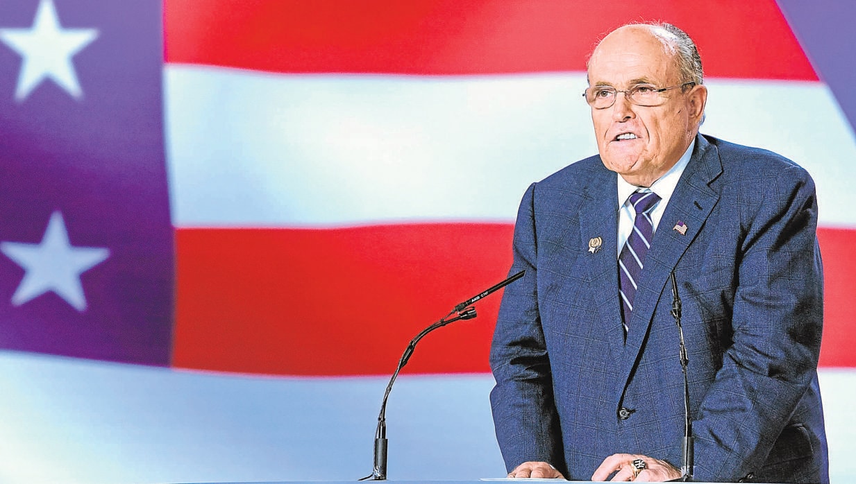 Giuliani interviene en una conferencia en Manza, Albania, a mediados de este año
