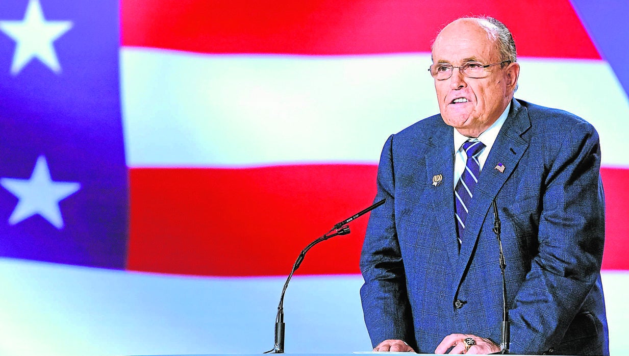 Giuliani interviene en una conferencia en Manza, Albania, a mediados de este año