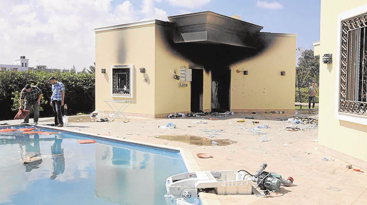 Destrozos en el consulado de EE.UU. en Bengasi, atacado en 2012