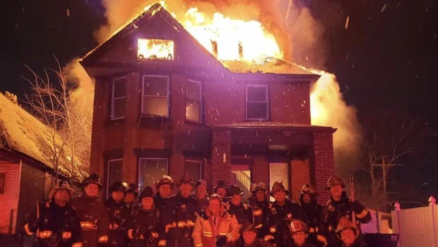 El polémico selfi de un grupo de bomberos de Detroit ante una casa en llamas