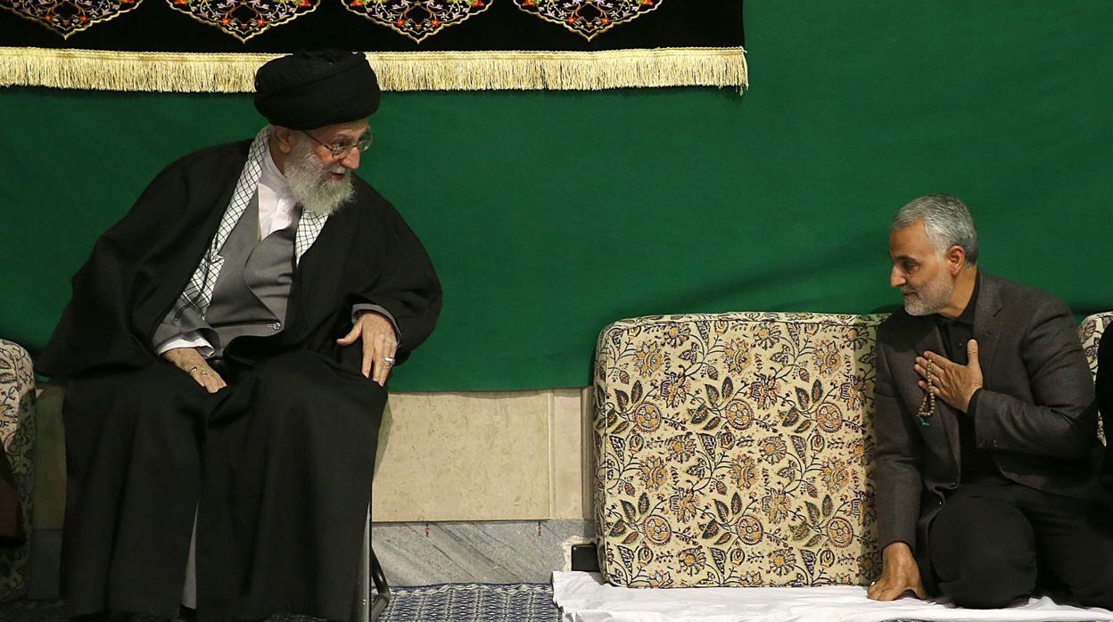 El líder supremo de Irán, el ayatolá Alí Jamenei, junto al general iraní Qassen Soleimani en una imagen de 2015