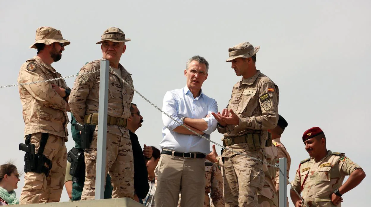 El secretario general de la OTAN, Jens Stoltenberg (centro), durante su visita a la base militar de Besmaya